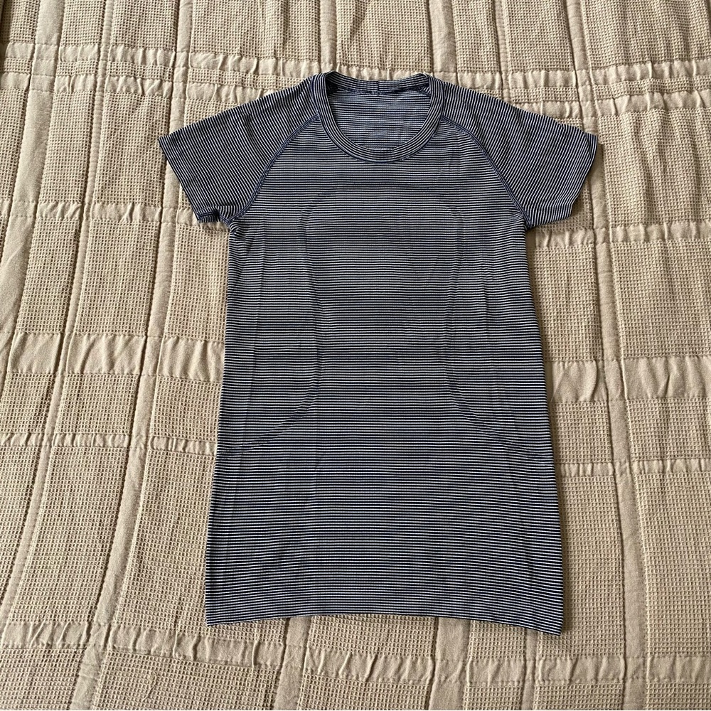 Lululemon Swiftly Tech Short Sleeve Black and White Striped Sz 6 EUC